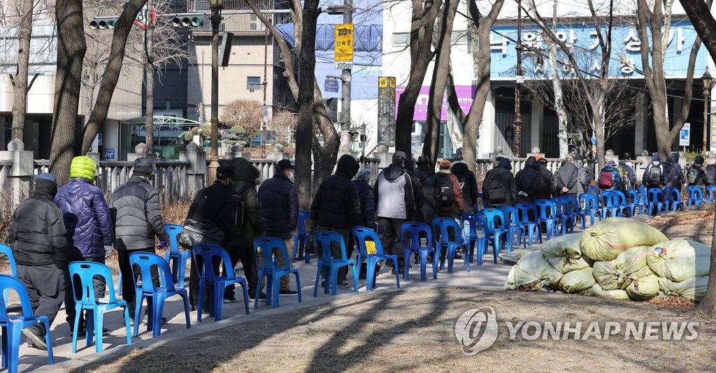 무료급식소 찾은 인파