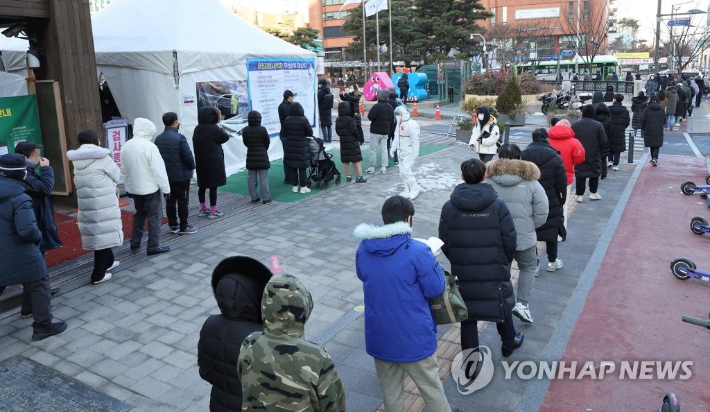 People form a long line to take tests at a COVID-19 testing station in Seoul on Feb. 3, 2022, when the country reported 22,907 new cases. (Yonhap)