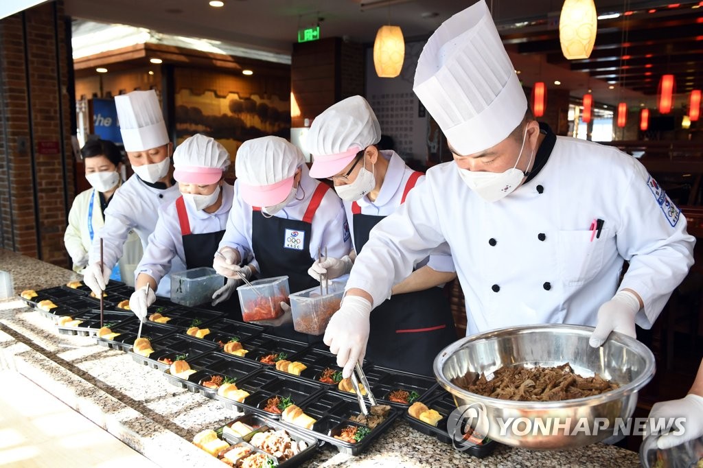 Chefs for the Korean Sport & Olympic Committee (KSOC) prepare boxed meals for South Korean athletes during the Beijing Winter Olympics inside a kitchen at Crowne Plaza Beijing Sun Palace Hotel in Beijing on Feb. 3, 2022, in this photo provided by the KSOC. (PHOTO NOT FOR SALE) (Yonhap)