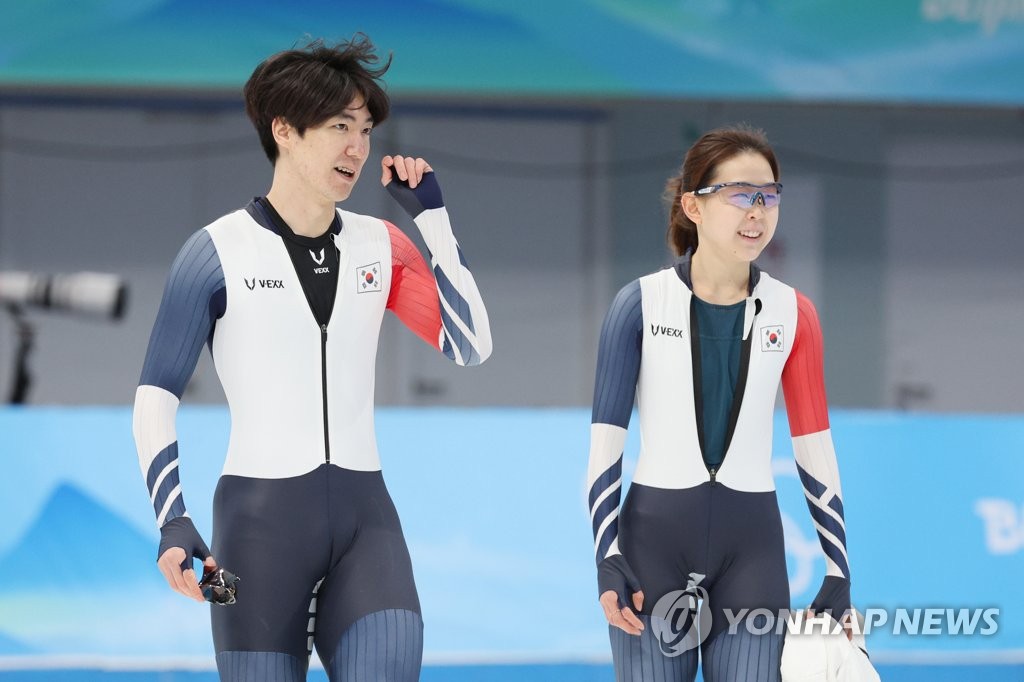 South Korean speed skaters Cha Min-kyu (L) and Kim Min-sun train at the National Speed Skating Oval in Beijing on Feb. 4, 2022, in preparation for the Beijing Winter Olympics. (Yonhap)