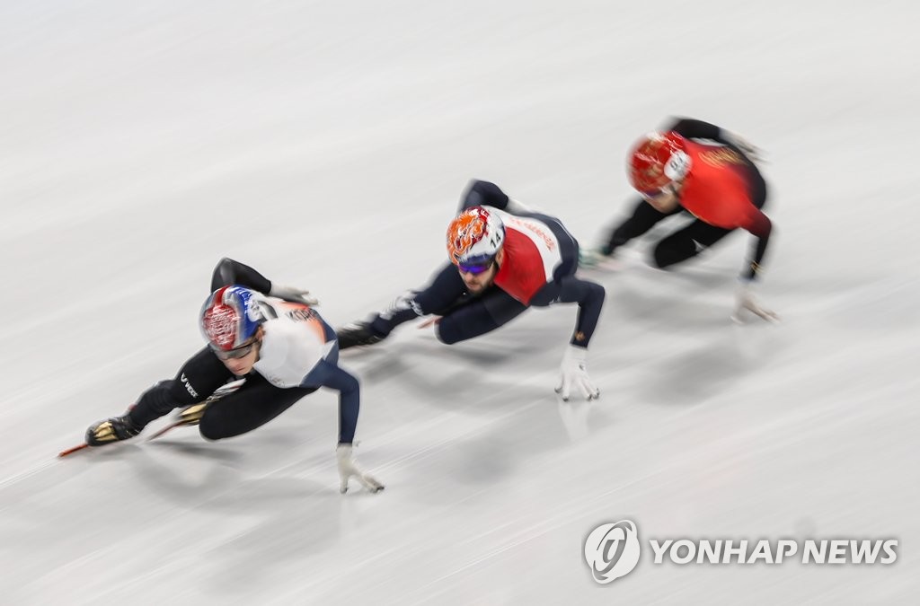 [올림픽] 황대헌, 올림픽 신기록으로 1000미터 예선 통과 