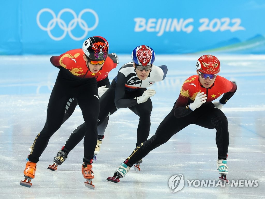 Hwang Dae-heon of South Korea (C) skates between Ren Ziwei (L) and Li Wenlong of China during the semifinals of the men's 1,000m short track speed skating race at the Beijing Winter Olympics at Capital Indoor Stadium in Beijing on Feb. 7, 2022. (Yonhap)