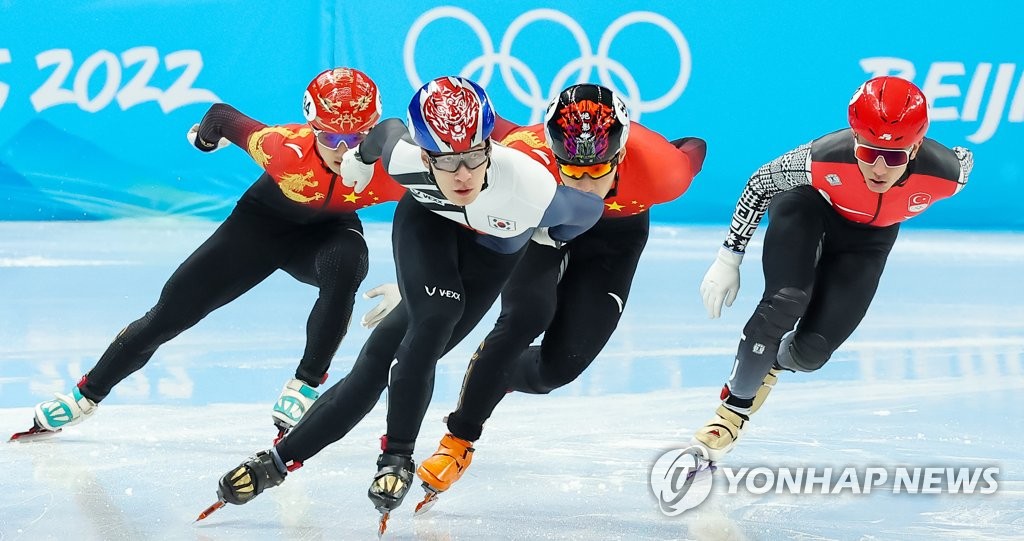 Hwang Dae-heon of South Korea (2nd from L) competes in the semifinals of the men's 1,000m short track speed skating at the Beijing Winter Olympics at Capital Indoor Stadium on Feb. 7, 2022. (Yonhap)