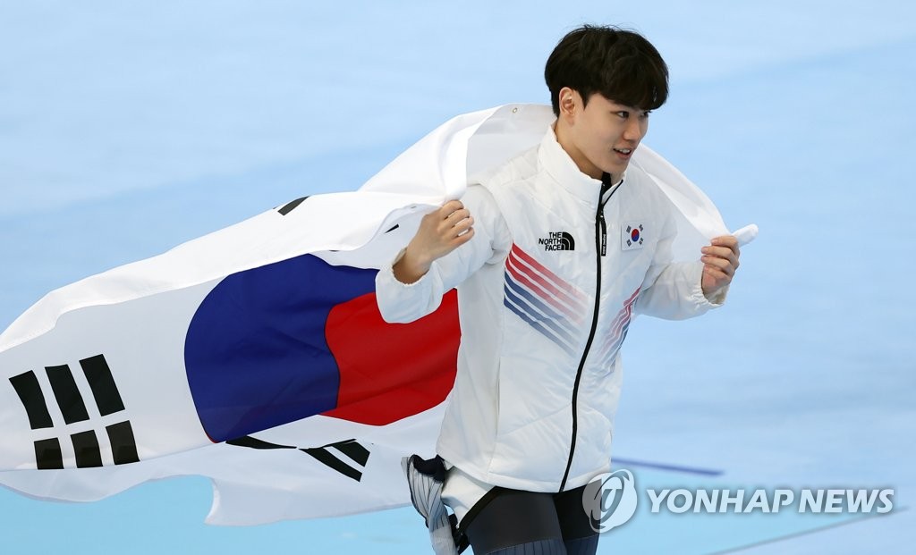 South Korean speed skater Kim Min-seok celebrates his bronze medal in the men's 1,500m race of the Beijing Winter Olympics at the National Speed Skating Oval in Beijing on Feb. 8, 2022. (Yonhap)