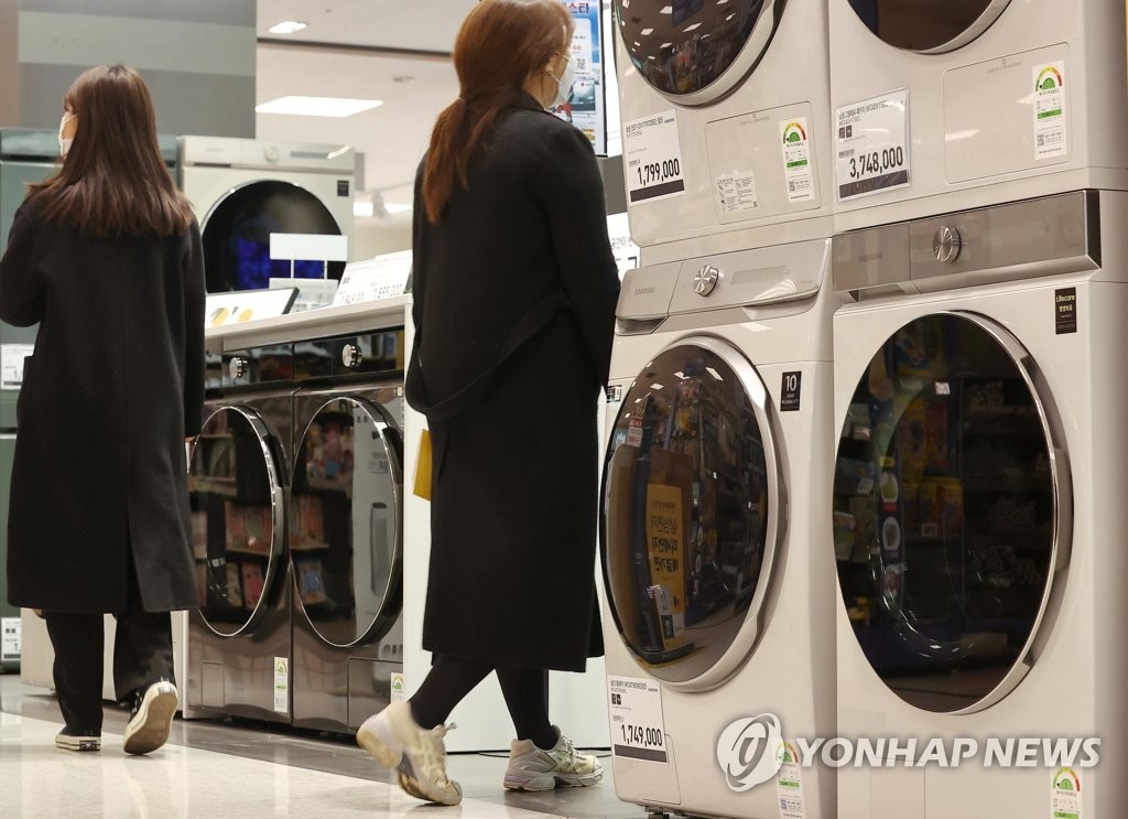 Una foto de archivo del 9 de febrero de 2022 de lavadoras fabricadas por empresas de Corea del Sur que se venden en un centro comercial en el centro de Seúl (Yonhap)