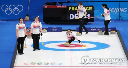 تدريب فريق الكيرلنغ النسائي لكوريا الجنوبية في أولمبياد بكين