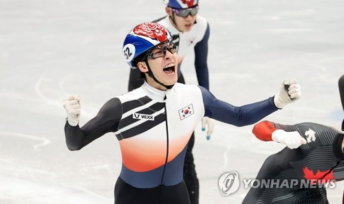 (أولمبياد بكين) فوز المتزلج السريع على المضمار القصير «هوانغ ديه-هون» بالميدالية الذهبية في سباق 1,500 متر