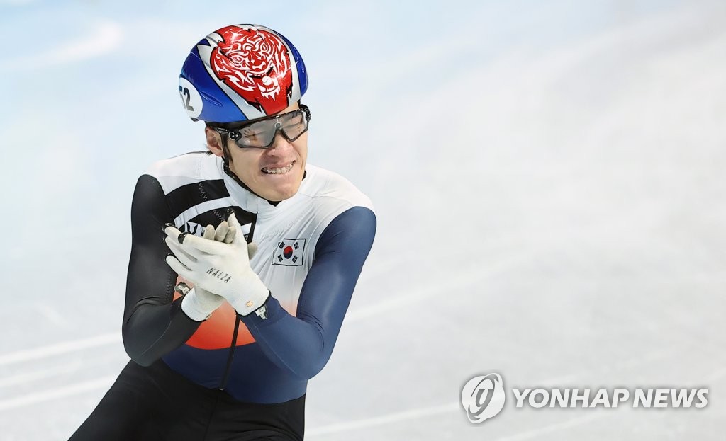 Le Sud-Coréen Hwang Dae-heon célèbre sa victoire après avoir remporté la médaille d'or dans la course de patinage de vitesse sur piste courte de 1.500m, aux Jeux olympiques d'hiver de Pékin, au Capital Indoor Stadium de Pékin, le 9 février 2022. (Yonhap)