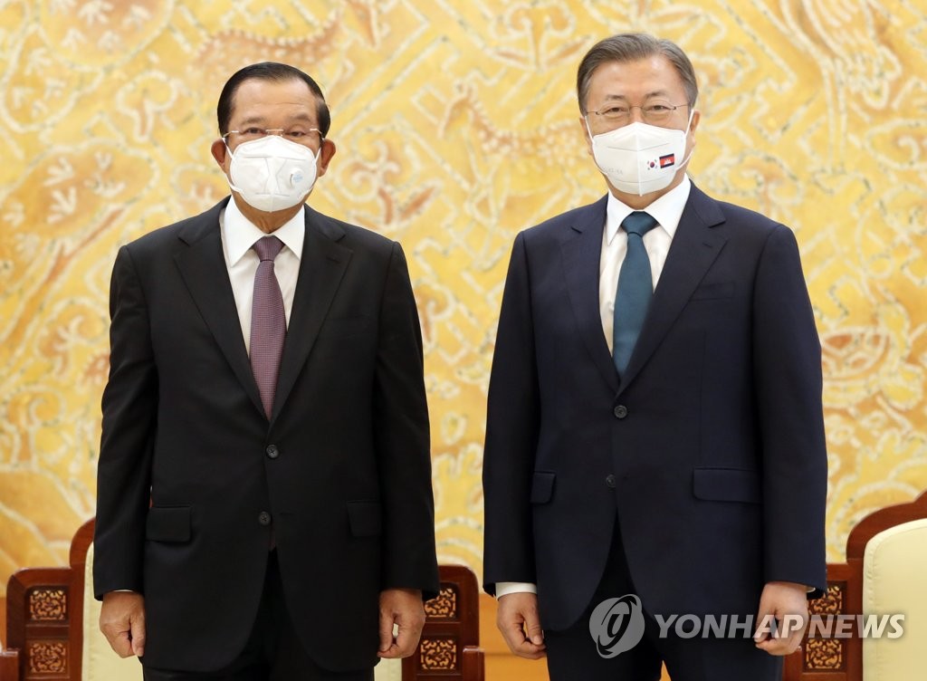 South Korean President Moon Jae-in (R) poses for a photo with Cambodian Prime Minister Hun Sen during their meeting at Cheong Wa Dae in Seoul on Feb. 11, 2022. (Yonhap)