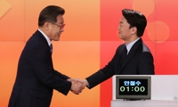 인사하는 이재명 후보와 안철수 후보