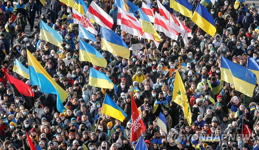 러시아 침공위협 맞서 "안 무섭다" 거리로 나선 우크라 시민들