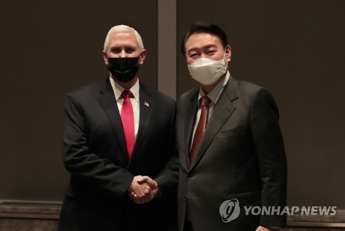 最大野党候補　「対北強硬派」ペンス前米副大統領と会談＝韓国