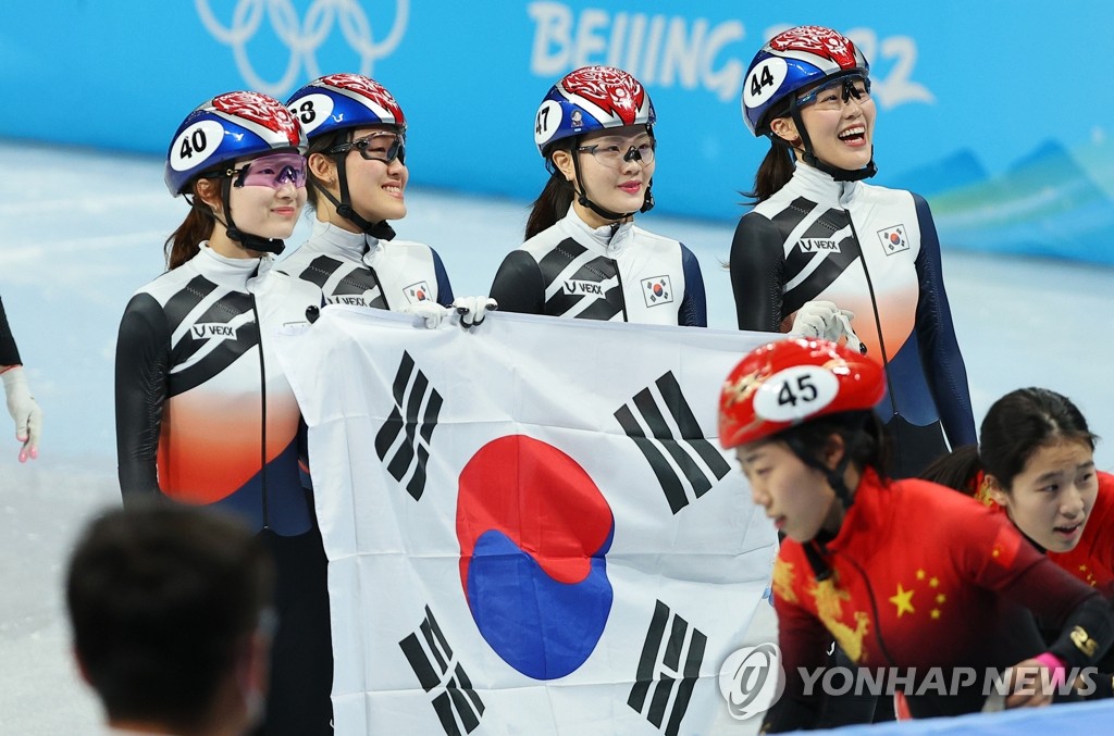 太極旗を手に笑顔を見せる韓国代表＝１３日、北京（聯合ニュース）