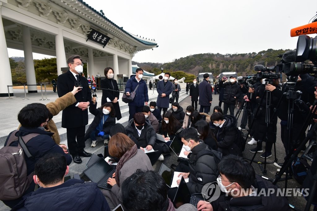 Lee Jae-myung answers reporters' questions