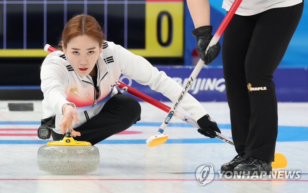 Kim Cho-hi de l'équipe sud-coréenne de curling féminin aux Jeux olympiques d'hiver de Pékin lance une pierre lors d'un match de groupe contre les Etats-Unis au Centre aquatique national à Pékin, le lundi 14 février 2022. 