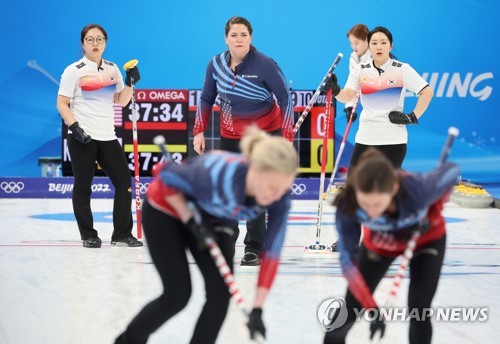 فريق الكيرلنغ النسائي لكوريا الجنوبية ضد نظيره الأمريكي في أولمبياد بكين