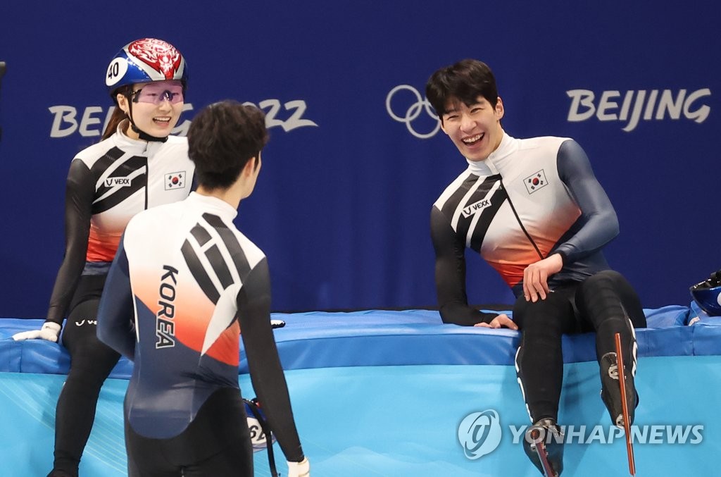 Les patineurs de vitesse sur piste courte sud-coréens Choi Min-jeong, Park Jang-hyuk et Hwang Dae-heon (de gauche à droite) plaisantent ensemble lors d'une séance d'entraînement au Palais omnisports de la capitale à Pékin, le 15 février 2022.