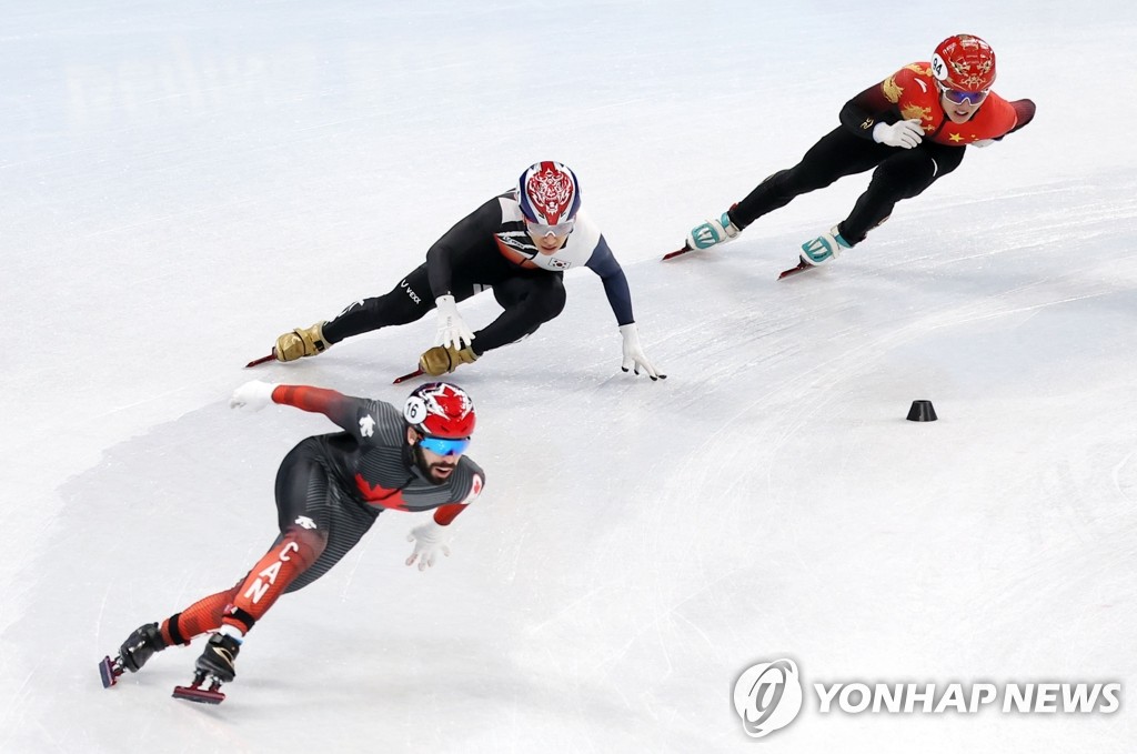 (أولمبياد بكين) فوز الفريق الكوري للرجال بفضية سباق التتابع للتزلج السريع على المضمار القصير - 3