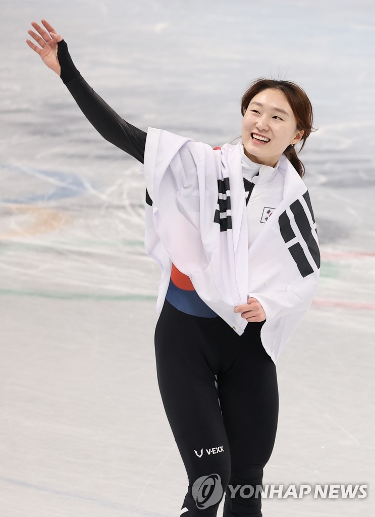 Choi Min-jeong of South Korea celebrates her gold medal in the women's 1,500m short track speed skating race at the Beijing Winter Olympics at Capital Indoor Stadium in Beijing on Feb. 16, 2022. (Yonhap)