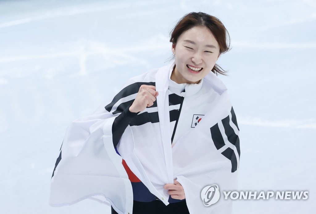 La patineuse vitesse sur piste courte sud-coréenne Choi Min-jeong porte le drapeau national après avoir remporté la médaille d'or au 1.500m aux Jeux olympiques d'hiver de Pékin 2022 au Palais omnisports de la capitale à Pékin, le mercredi 16 février 2022.