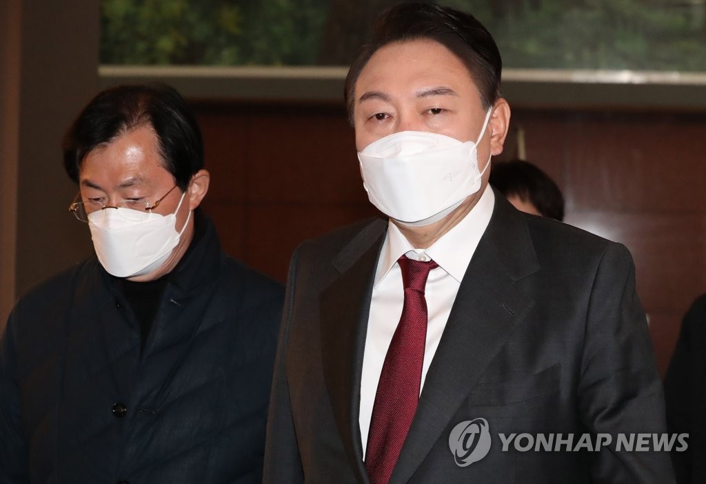 Yoon Suk-yeol, the presidential candidate of the main opposition People Power Party (PPP), enters a TV studio in Seoul to shoot his campaign commercial in Seoul on Feb. 20, 2022. (Pool photo) (Yonhap) 