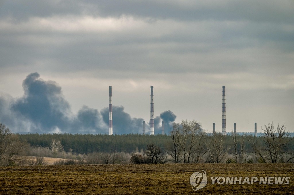 포격으로 연기 치솟는 우크라 루간스크 발전소