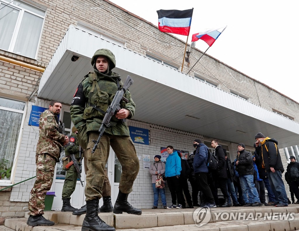 친러 반군 동원령에 응하는 우크라이나 도네츠크 남성들