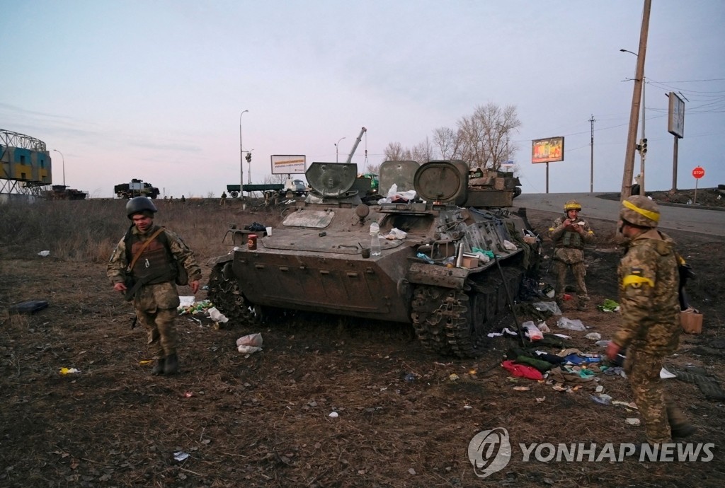 러시아 침공 속 부서진 장갑차 살펴보는 우크라이나군