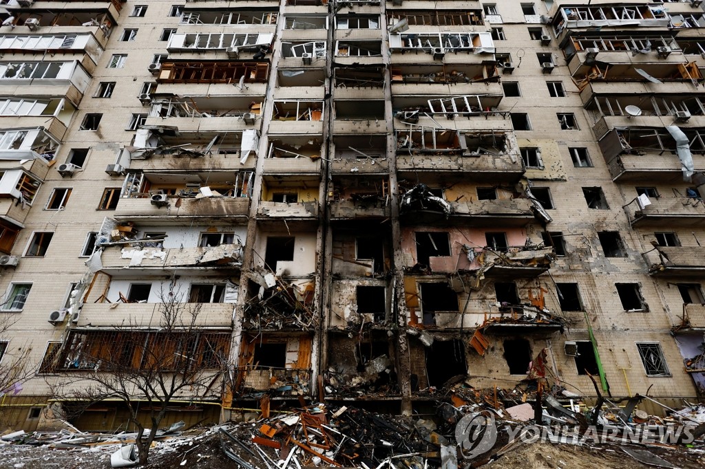 러시아군 폭격으로 파괴된 키예프 시내 아파트