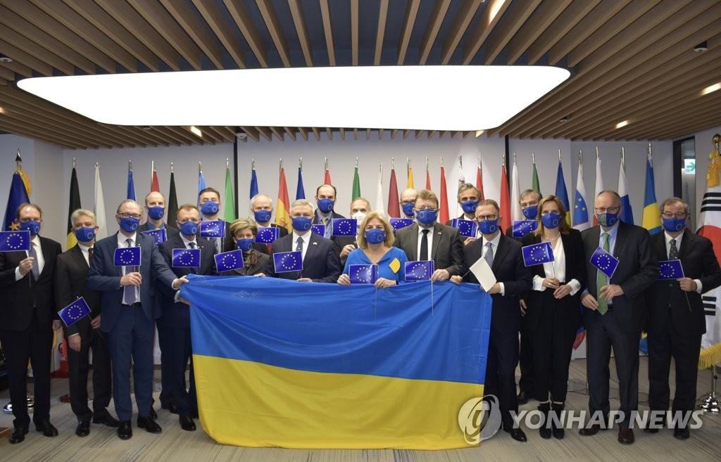 Maria Castillo, the EU ambassador to South Korea (6th from R, front row), Ukraine's new ambassador Dmytro Ponomarenko (6th from L, front row) and other EU envoys pose for a photo at the EU delegation office in Seoul on Feb. 25, 2022, in this photo provided by the EU. (PHOTOS NOT FOR SALE) (Yonhap)