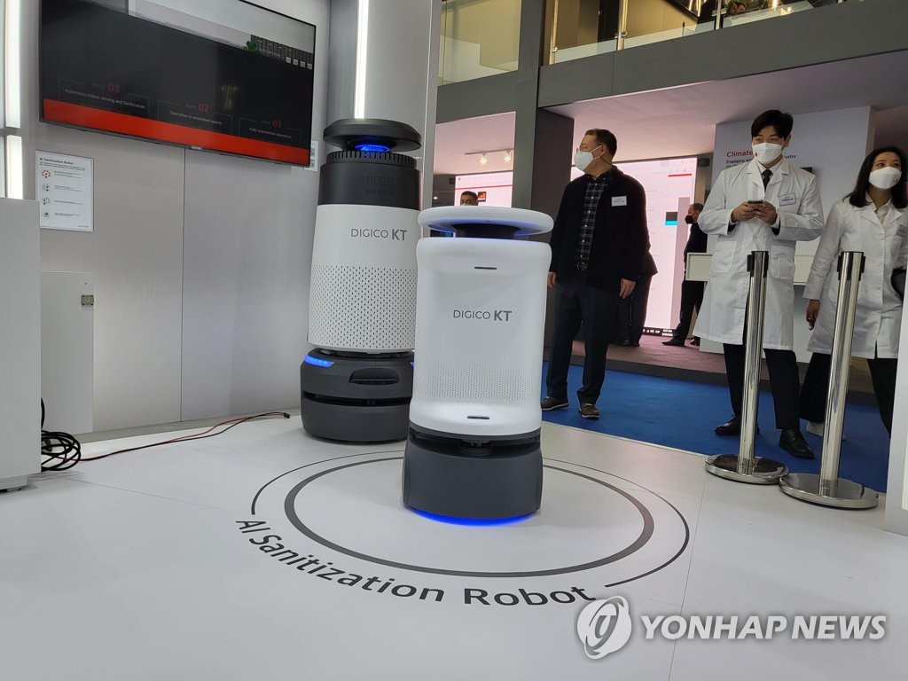 This photo shows KT Corp.'s AI sanitization robot at the World Congress (MWC) 2022 in Barcelona, Spain, on Feb. 28, 2022. (Yonhap)