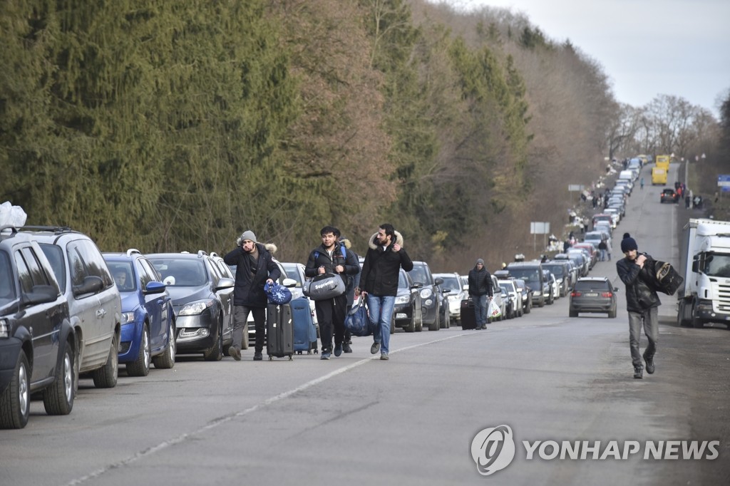 피란 차량 행렬 속 도보로 폴란드 국경 향하는 우크라이나인들