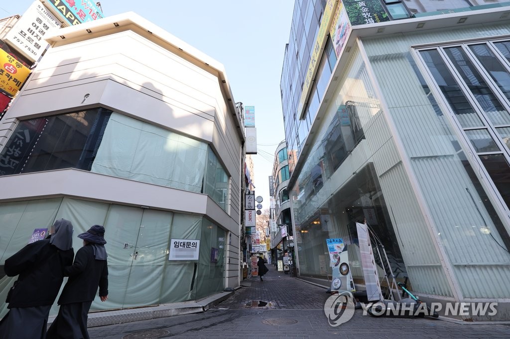 This file photo, taken March 3, 2022, shows closed shops with for lease signs in the shopping district of Myeongdong in Seoul amid the pandemic. (Yonhap)