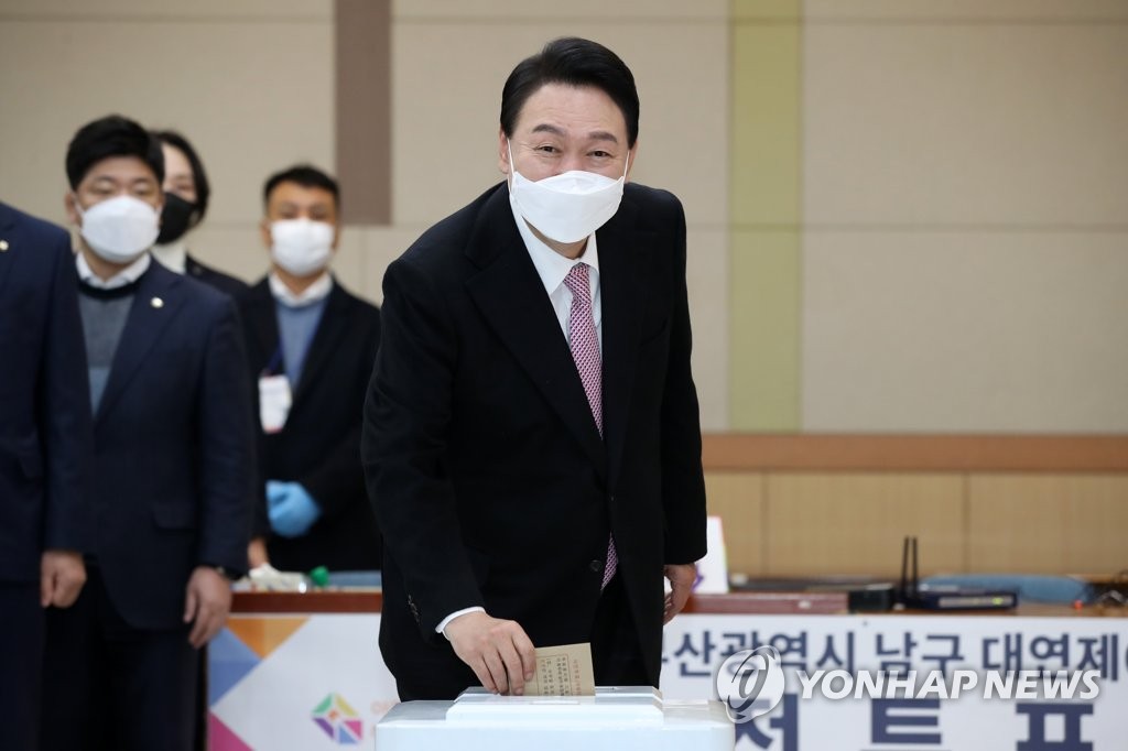 投票する尹錫悦氏（共同取材）＝４日、釜山（聯合ニュース）
