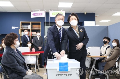 Présidentielle 2022 : Moon Jae-in vote par anticipation pour l'élection de la semaine prochaine