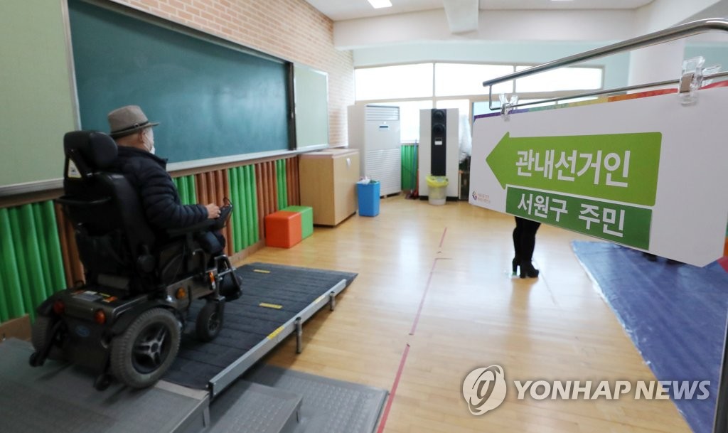 [사전투표] 투표하는 휠체어 탄 시민