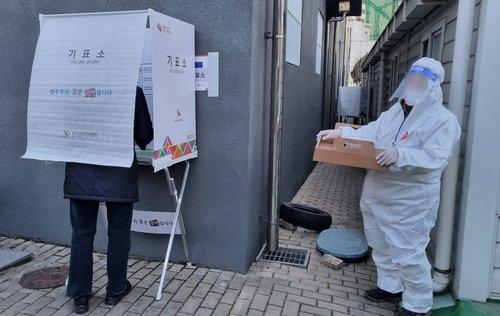 コロナ感染者も投票箱に自分で用紙を投入　９日の韓国大統領選