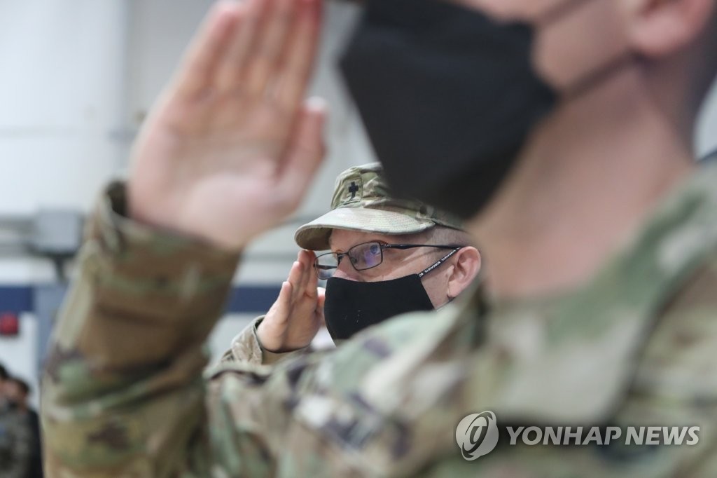 敬礼する在韓米軍（資料写真）＝（聯合ニュース）
