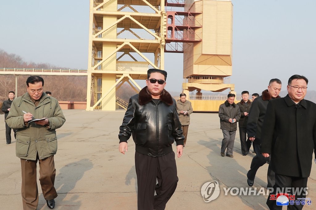 Le dirigeant nord-coréen Kim Jong-un inspecte la base de lancement de satellites de Sohae à Cholsan, dans la province du Pyongan du Nord, a rapporté le vendredi 11 mars 2022 l'Agence centrale de presse nord-coréenne (KCNA). (Utilisation en Corée du Sud uniquement et redistribution interdite)