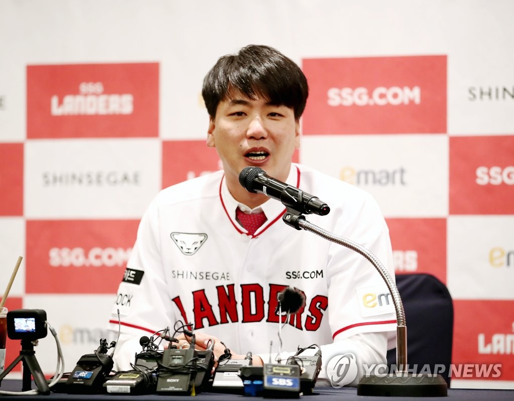 Kim Kwang-hyun of the SSG Landers speaks at a press conference at Orakai Songdo Park Hotel in Incheon, 40 kilometers west of Seoul, on March 16, 2022. (Yonhap)