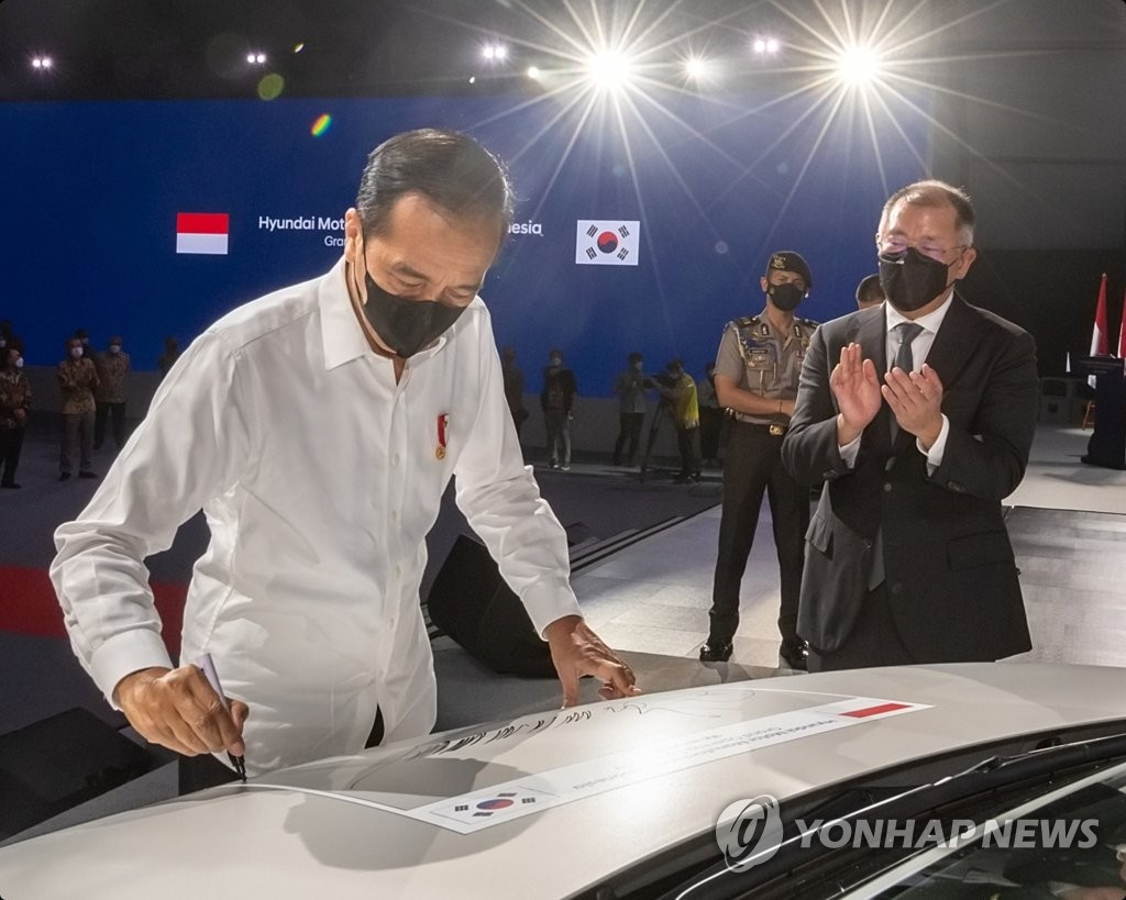 인도네시아 현대차 공장에서 생산한 아이오닉5에 서명하는 조코 위도도 대통령