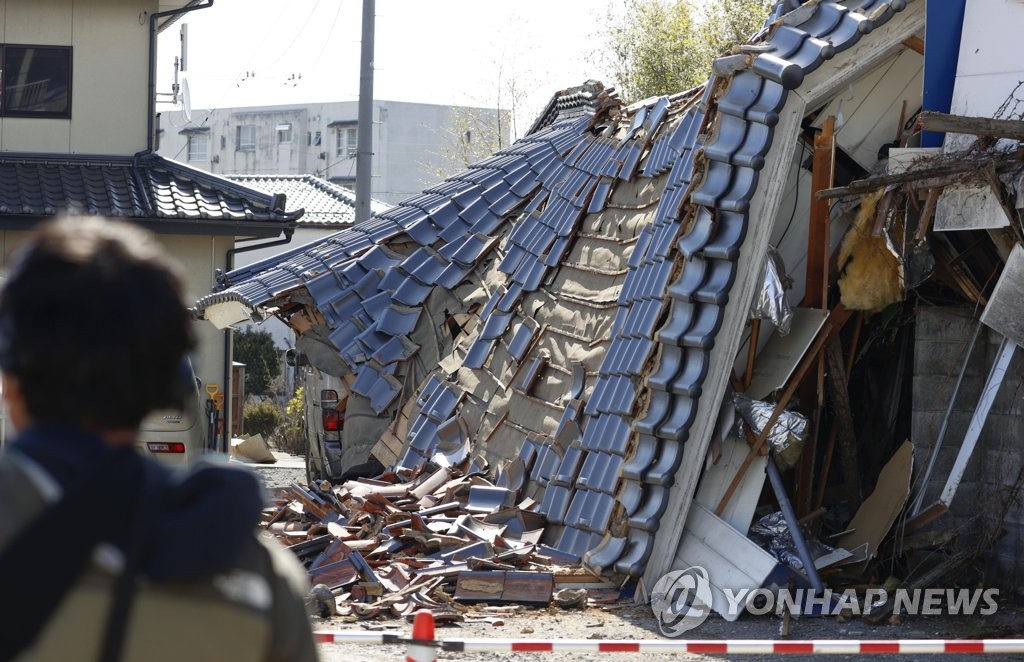 지진에 무너진 일본 후쿠시마의 가옥