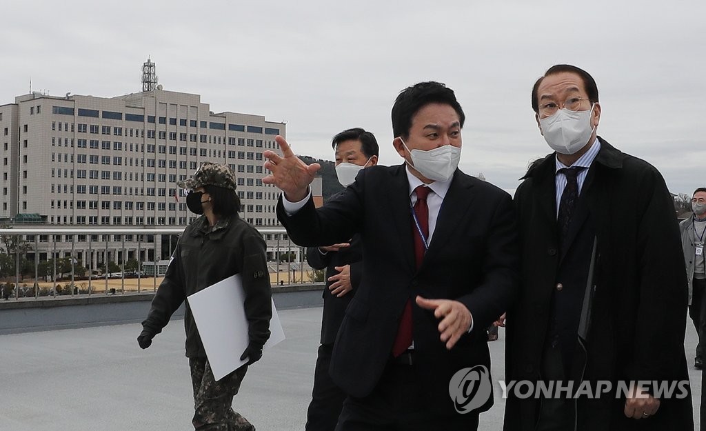Kwon Young-se (R), vice chairman of President-elect Yoon Suk-yeol's transition team, inspects the defense ministry building in Seoul's Yongsan district on March 18, 2022. (Pool photo) (Yonhap)