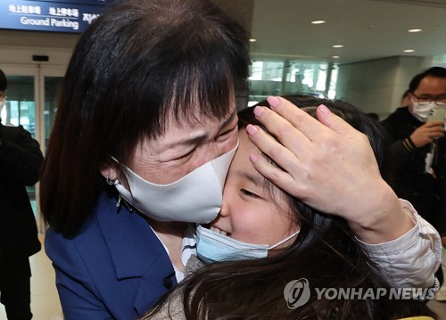 우크라이나를 탈출해 인천공항에 도착한 고려인 어린이