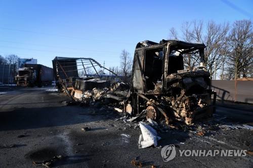 불에 타 널브러진 '우크라 침략' 러시아군 차량
