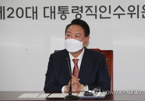 尹 '용산 집무실' 잇단 난관?…文 제동에 북한발 안보 악재까지