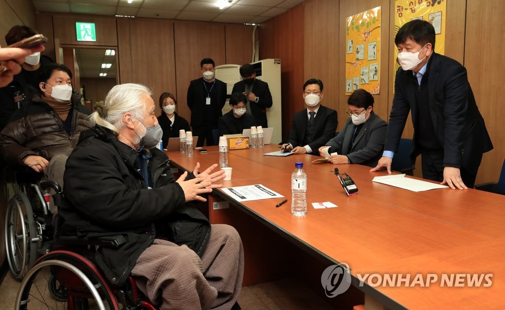 Members of the presidential transition committee (L) speak with representatives of the Solidarity Against Disability Discrimination and the Korea Council of Center of Independent Living at a meeting room at Gyeongbokgung Station in central Seoul on March 29, 2022. (Pool photo) (Yonhap)