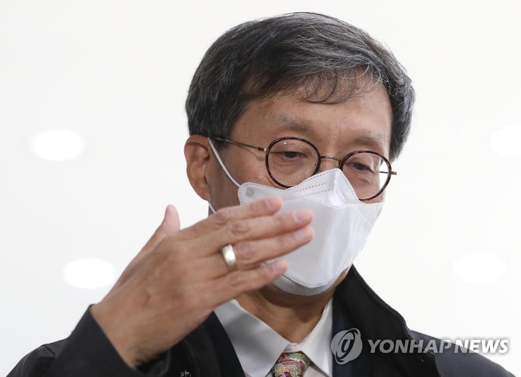 출근하는 이창용 한국은행 총재 후보자