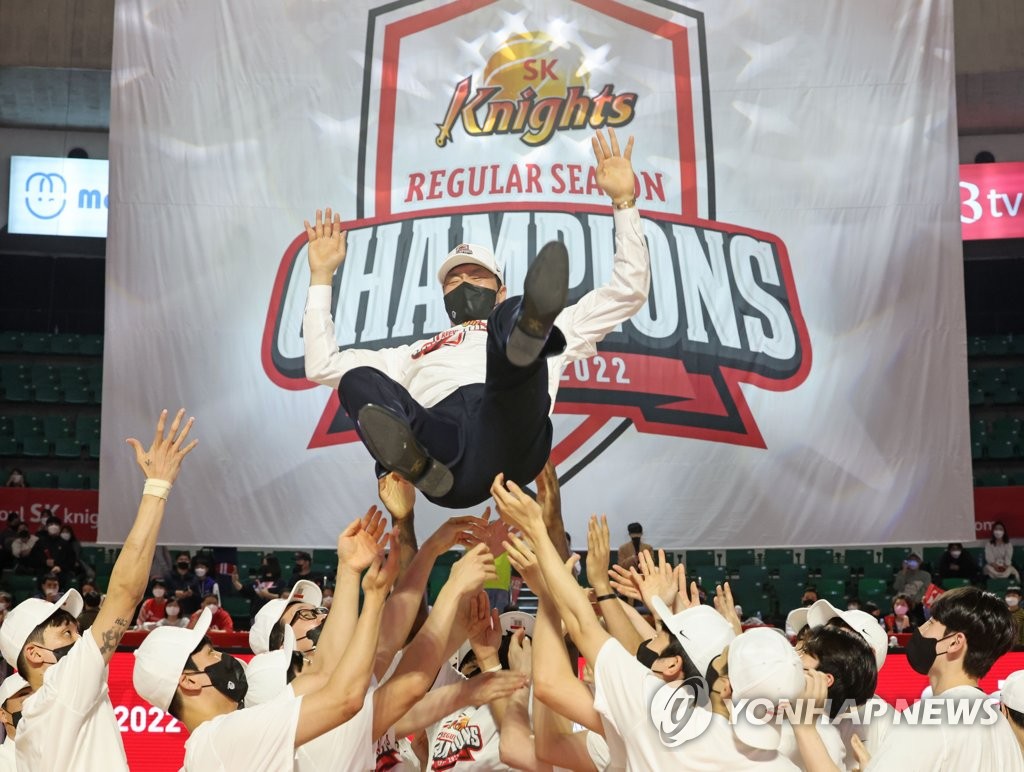 04th Apr, 2022. KBL regular season champions Members of the Seoul SK  Knights celebrate after winning the 2021-2022 Korean Basketball League (KBL)  regular season title at Jamsil Students' Gymnasium in Seoul on