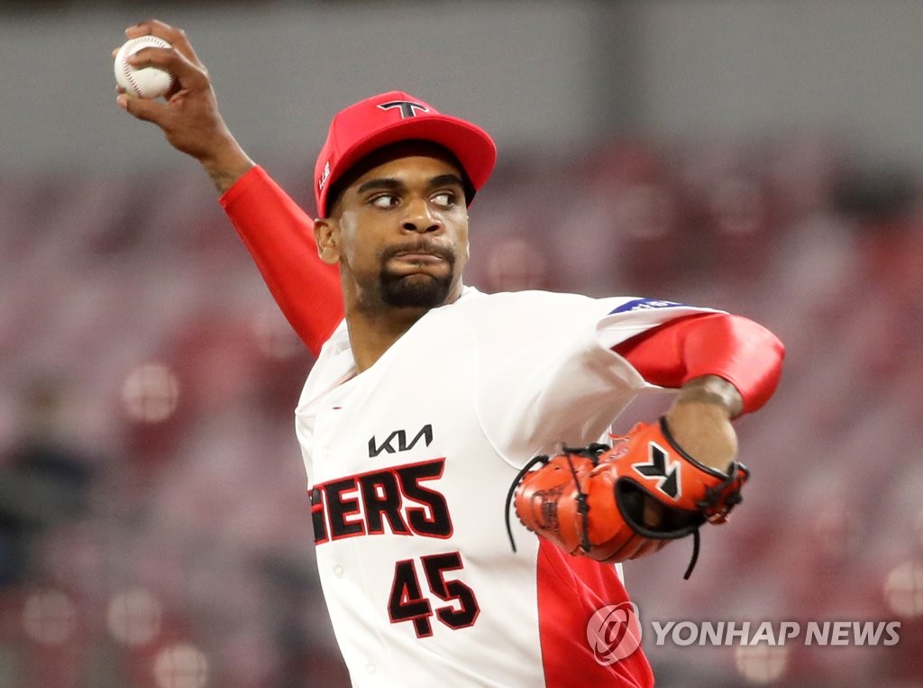 In this file photo from April 5, 2022, Ronnie Williams of the Kia Tigers pitches against the Hanwha Eagles during the top of the fifth inning of a Korea Baseball Organization regular season game at Gwangju-Kia Champions Field in Gwangju, some 270 kilometers south of Seoul. (Yonhap)